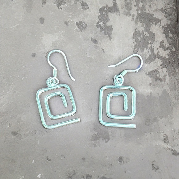 Beautiful Sterling silver earrings made in Mexico - Picture 1 of 2